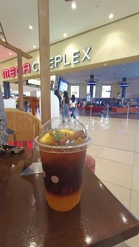 Mega Cineplex 근처 테이블의 음료